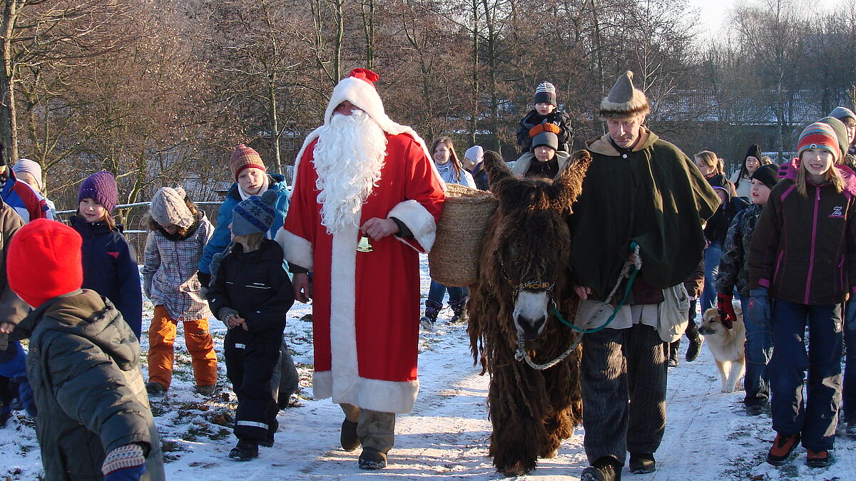 Der Weihnachtsmann besucht die Arche Warder traditionell vor dem Gottesdienst an Heiligabend. 