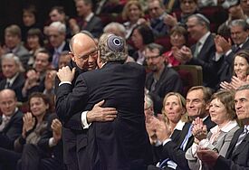 Christlich-Jüdische Umarmung: Landesrabbiner Henry Brandt und Präses Nikolaus Schneider bei der Woche der Brüderlichkeit 2012 in Leipzig.