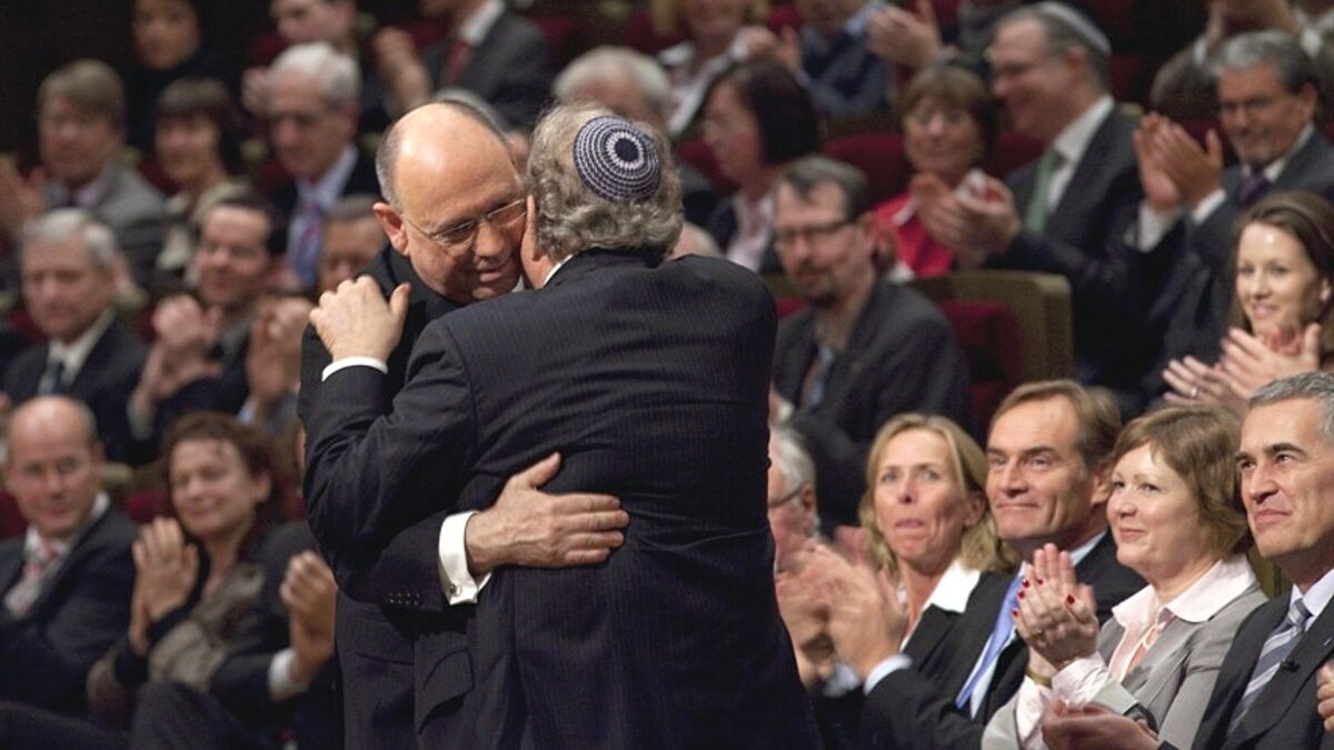 Christlich-Jüdische Umarmung: Landesrabbiner Henry Brandt und Präses Nikolaus Schneider bei der Woche der Brüderlichkeit 2012 in Leipzig. (Archiv)