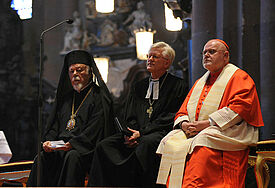 Gottesdienst im Mainzer Dom:  Kardinal Reinhard Marx (r.), der Ratsvorsitzende der Evangelischen Kirche in Deutschland (EKD), Landesbischof Heinrich Bedford-Strohm (M.), und der Vorsitzende der Orthodoxen Bischofskonferenz in Deutschland, Metropolit  Augo