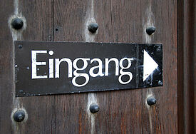 Eingangsschild an einer evangelischen Kirche in Bayern