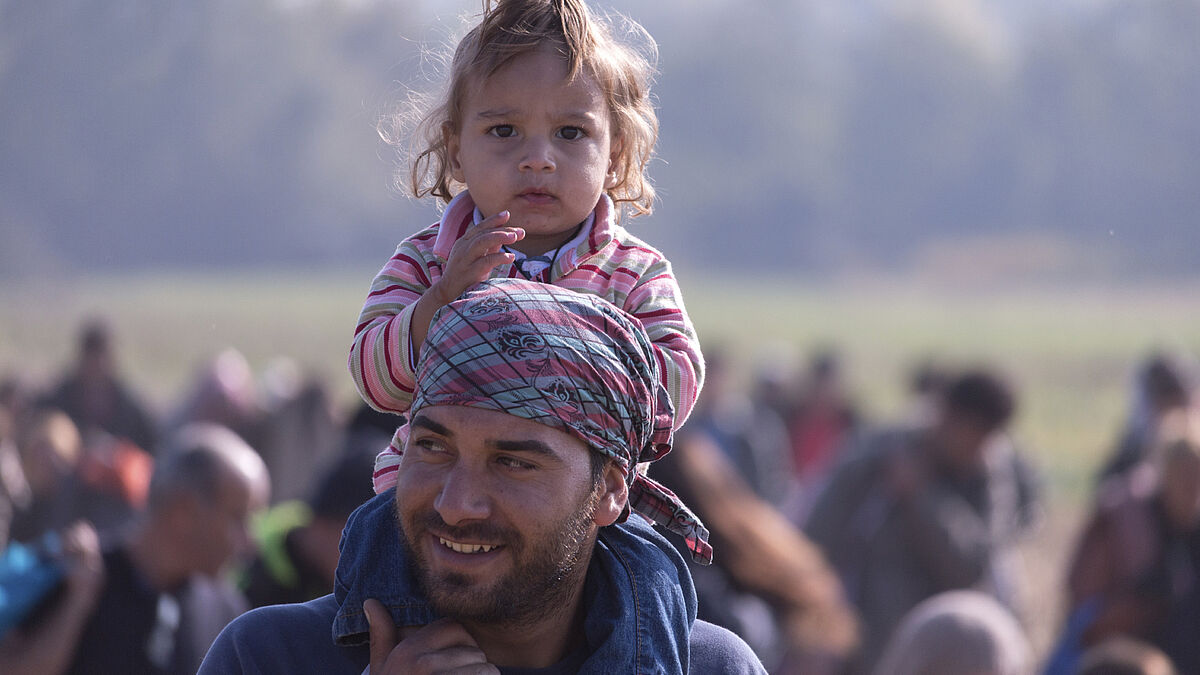 "Die Würde des Menschen ist unantastbar": Als Zeichen für Humanität und gegen Fremdenhass stellten am Donnerstag zehn der größten zivilgesellschaftlichen Akteure eine "Allianz für Weltoffenheit" vor (Symbolbild)
