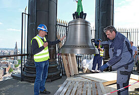 Nach monatelanger Verzögerung hat die Hamburger Hauptkirche St. Michaelis (Michel) am 19. Mai zwei neuen Glocken bekommen. Mit einem Baukran wurden die Vaterunserglocke und die  Friedensglocke (Foto) mit einem Gesamtgewicht von 2,2 Tonnen auf den Turm gezogen.