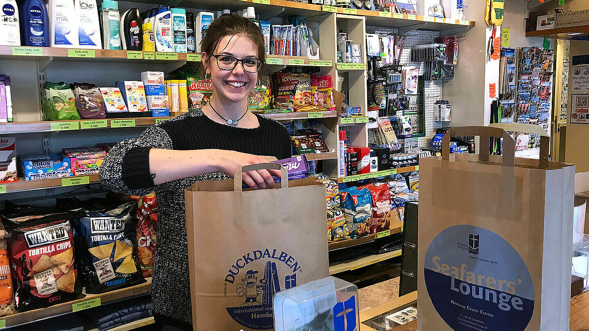 Als ehrenamtliche Helferin packt Jana im internationalen Seemannsclub "Duckdalben" in Hamburg Tüten mit dringend benötigten Dingen wie Hygiene-Artikel und Telefonkarten.