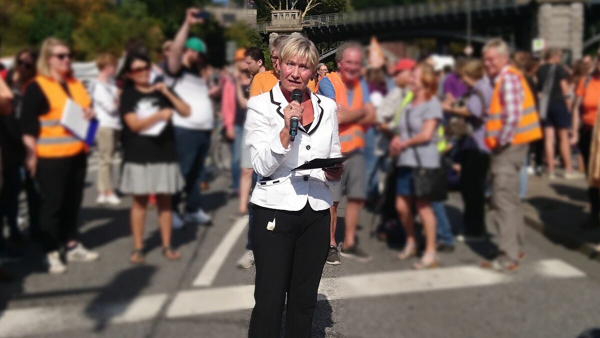 Bischöfin Fehrs am 2. September bei der Demonstration „Seebrücke” in Hamburg
