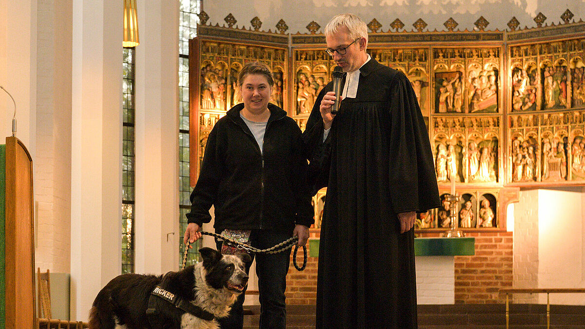 Gehört einfach dazu: Ein Hund aus der Vermittlung wird im Tiergottesdienst vorgestellt. (Archiv)