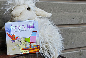 Charly Mc Wild ist das Maskottchen der Schäferwagenkirche Eckernförde und nun auch die Hauptfigur in der Geschichte "Charly Mc Wild mag Rückenwind" der Tourismuskirche. 