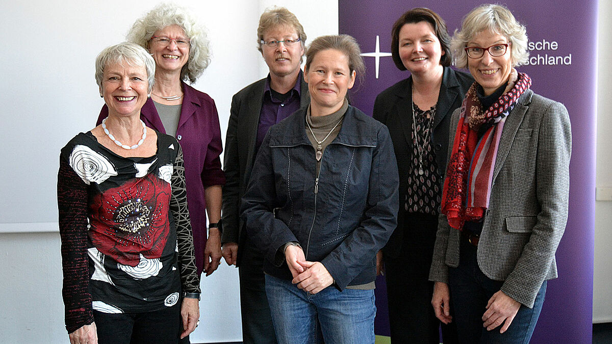 V.l.n.r.: Anne Loschky (Diplom-Psychologin, Bremen), Margit Baumgarten (Nordkirche), Thomas Schollas (Nordkirche), Sigrid Andersen (VAMV, Berlin), Stephanie Meins (Nordkirche) und Susanne Rutz (OLG Schleswig)