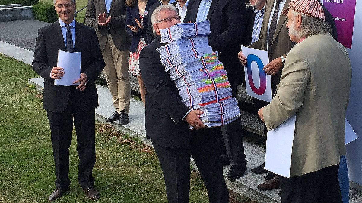 Mehr als 40.000 Unterschriften konnte die Volksinitiative im Juli vergangenen Jahres an Landtagspräsident Klaus Schlie  überreichen. Ein gewichtiger Grundstein für die derzeitige Debatte im Kieler Landtag