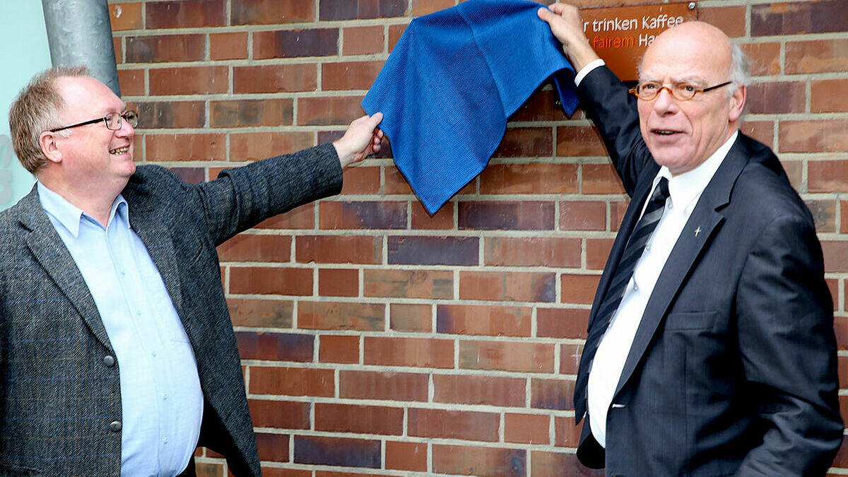 Die Breklumer Kirchengemeinde ist nun auch sichbar "ökofair": Gemeinsam mit dem Umweltbeauftragten Jan Christensen (l.) enthüllte Landesbischof Gerhard Ulrich die Plakette am Gemeindehaus 