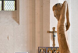 Eine aus Holz gefertigte Skulptur steht in der Starnberger Kirche.