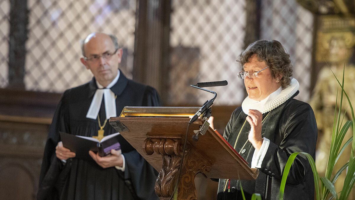 Beim Sommerempfang der Nordkirche 2021 in Flensburg gestaltete Bischof Magaard die Andacht gemeinsam mit Bischöfin Marianne Christiansen/Stift Haderleben.