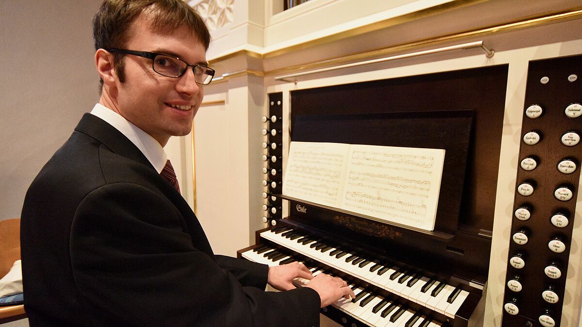 Kirchenmusiker Matthias Voget spielt auf der neuen Orgel von St. Johannis (Oldenburg)
