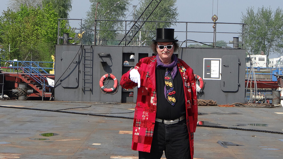 Theater-Direktor Markus Dentler auf der "schwimmenden Bühne".