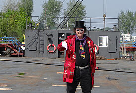 Theater-Direktor Markus Dentler auf der "schwimmenden Bühne".