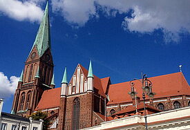 Auch viele Nicht-Christen schätzen Kirchgebäude, hier der Dom von Schwerin