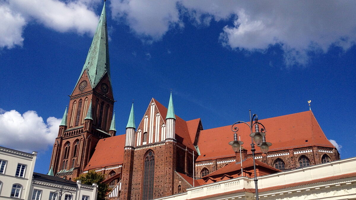 Auch viele Nicht-Christen schätzen Kirchgebäude, hier der Dom von Schwerin