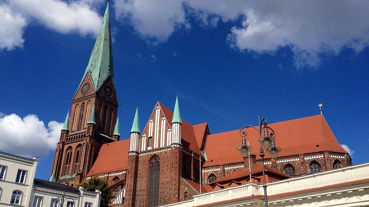 Auch viele Nicht-Christen schätzen Kirchgebäude, hier der Dom von Schwerin