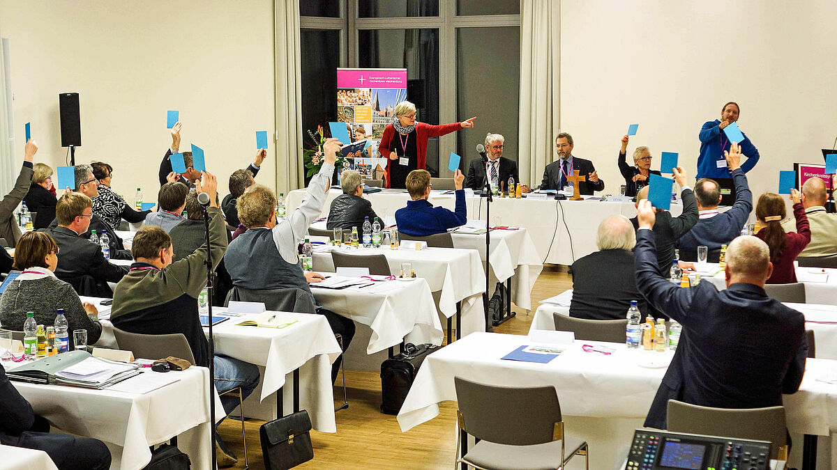 Die Synodalen stimmen in Güstrow über den Haushalt ab.