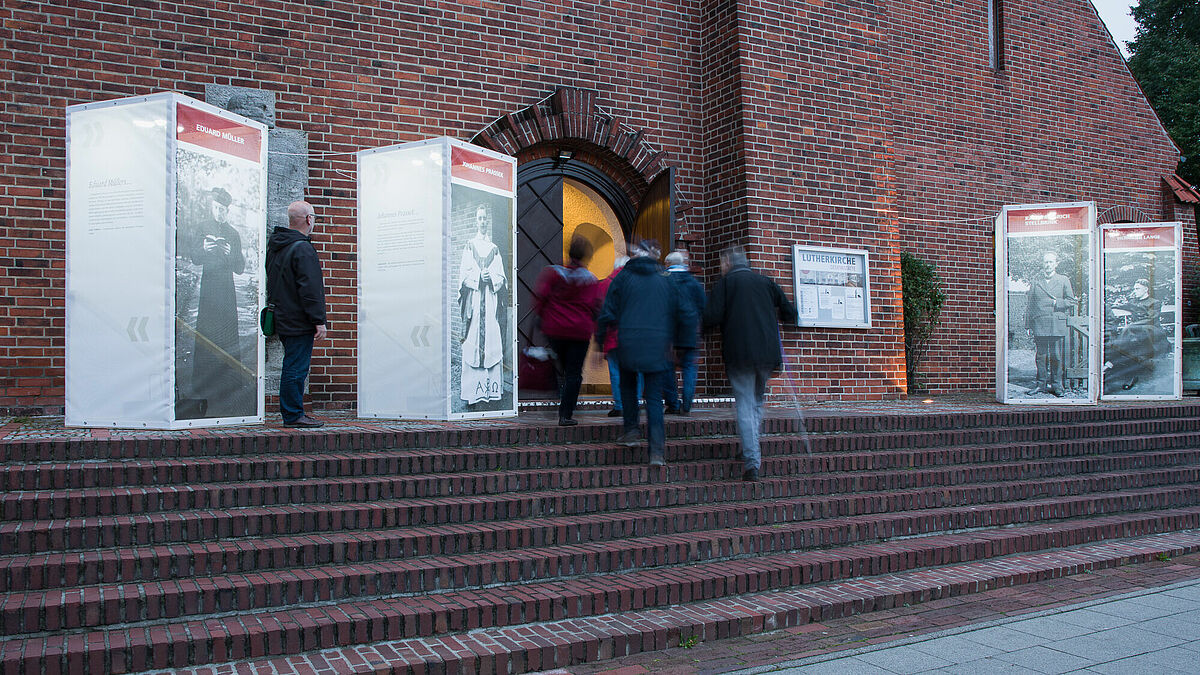 Die Gedenkstätte Lutherkirche hat die Ausstellung nach draußen geholt.