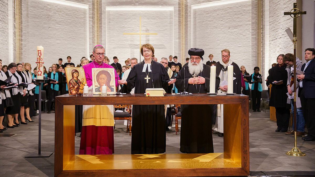 Landesbischöfin Kristina Kühnbaum-Schmidt sprach gemeinsam mit Erzbischof Dr. Stefan Heße (l.) und Anba Damian, Bischof der  Koptisch-orthodoxen Kirche in Norddeutschland, den Segen
