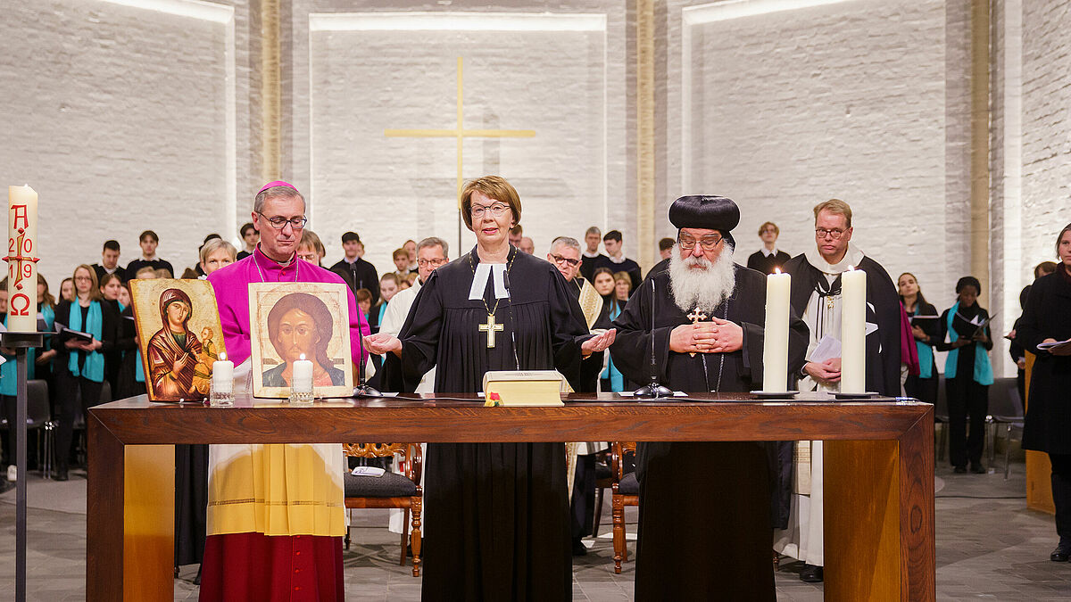 Landesbischöfin Kristina Kühnbaum-Schmidt sprach gemeinsam mit Erzbischof Dr. Stefan Heße (l.) und Anba Damian, Bischof der  Koptisch-orthodoxen Kirche in Norddeutschland, den Segen