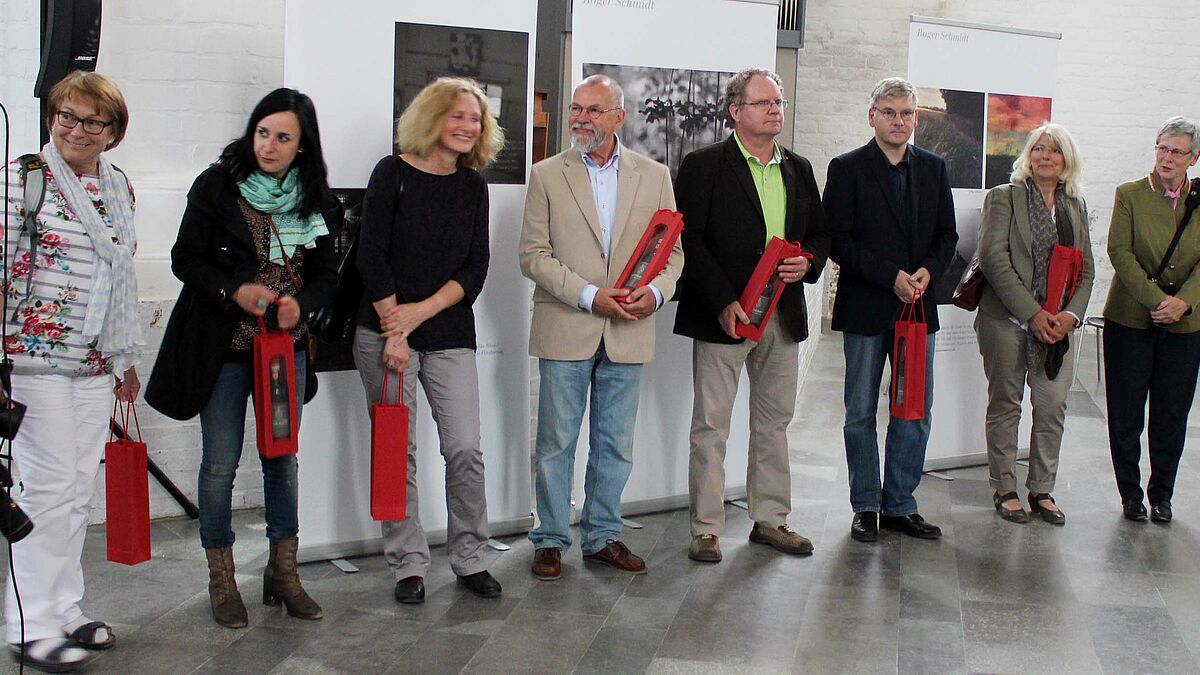 Die zehn Fotografinnen und Fotografen während der Ausstellungseröffnung. Foto (c) Christian Meyer/Nordkirche