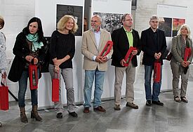 Die zehn Fotografinnen und Fotografen während der Ausstellungseröffnung. Foto (c) Christian Meyer/Nordkirche