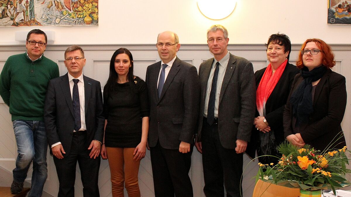 Informationen aus erster Hand: Berater Ferczynski, Landespastor Naß, anerkannte Asylbewerberin Rozin Elias Abdulmaseeh aus dem Irak, Bischof Magaard, Propst Funck, Geschäftsführerin Marschke, Beraterin Owodow