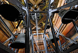 Blick auf die Glocken eines Carillons. Hier das Carillon in Goslar - Hahnenklee