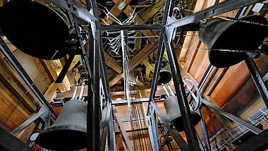 Blick auf die Glocken eines Carillons. Hier das Carillon in Goslar - Hahnenklee