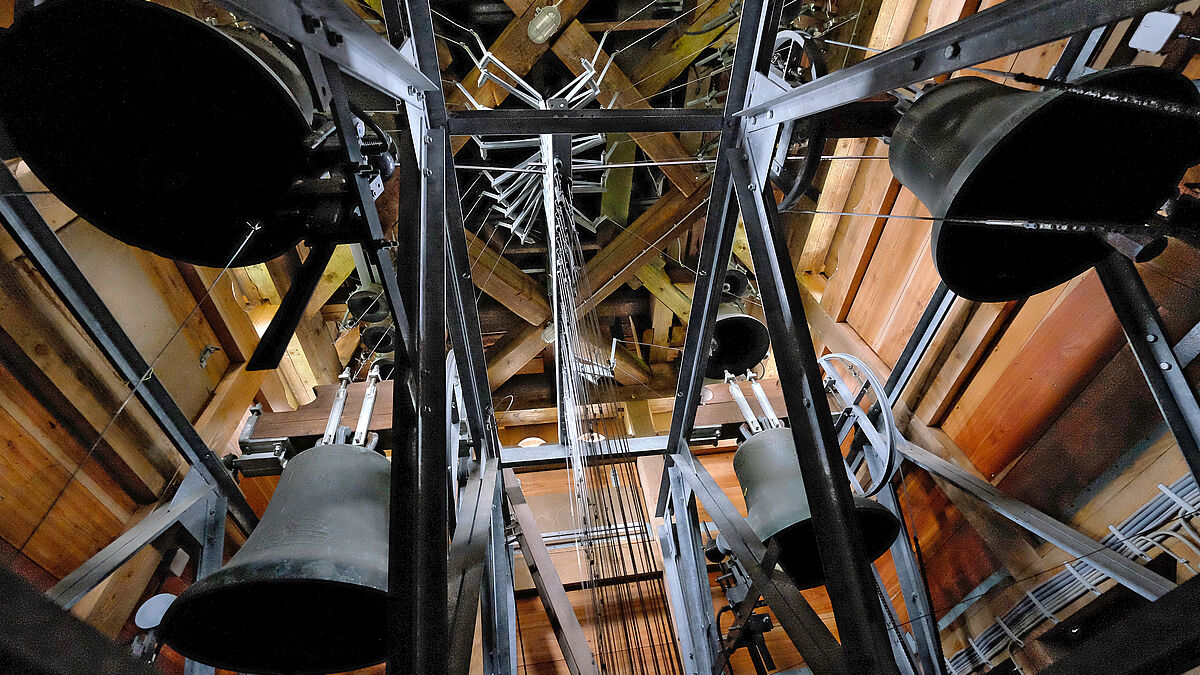 Mehr als 40 Glocken können in einem Carillon erklingen, eine ausgeklügelte und jahrhundertealte Technik schlägt die Töne an. Hier ein Blick auf eines von nur 49 Carillons in Deutschland, im niedersächsischen Goslar.
