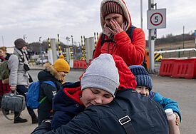 Die Zahl der in Deutschland ankommenden Kriegsflüchtlinge aus der Ukraine steigt weiter. Hier am polnisch-ukrainischen Grenzübergang Medyka werden die Flüchtlinge mit warmen Essen und Kleidung versorgt. Von hier aus werden sie mit Bussen weitergeleitet.