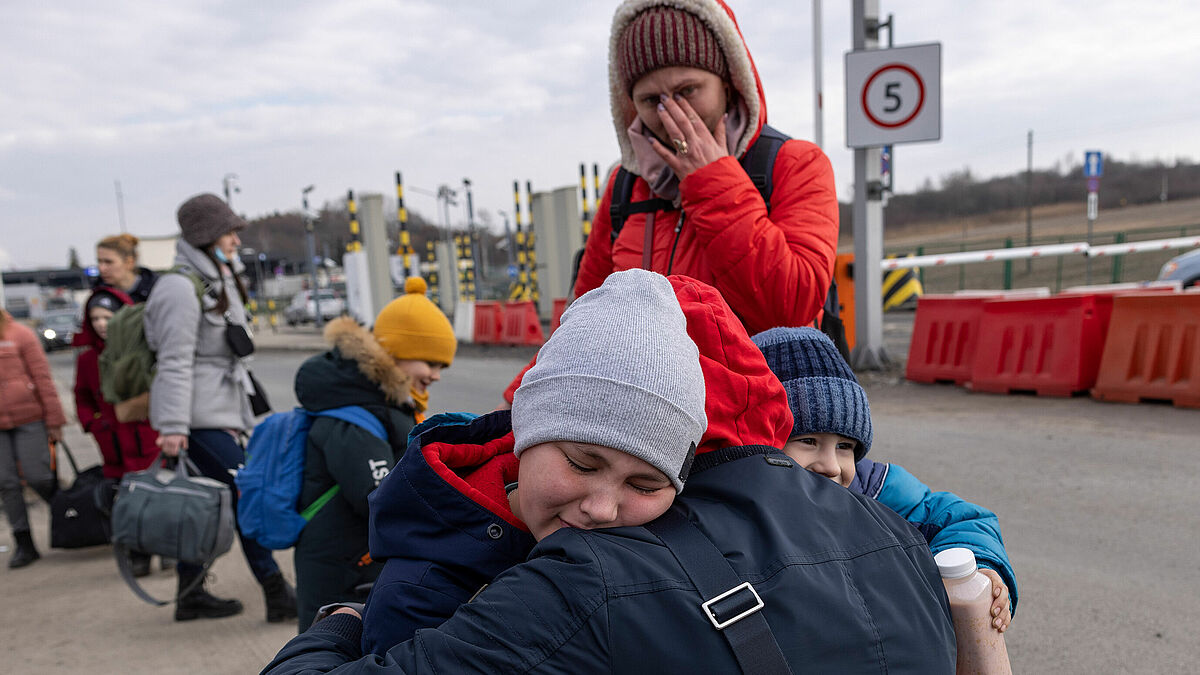 Die Zahl der in Deutschland ankommenden Kriegsflüchtlinge aus der Ukraine steigt weiter. Hier am polnisch-ukrainischen Grenzübergang Medyka werden die Flüchtlinge mit warmen Essen und Kleidung versorgt. Von hier aus werden sie mit Bussen weitergeleitet.

