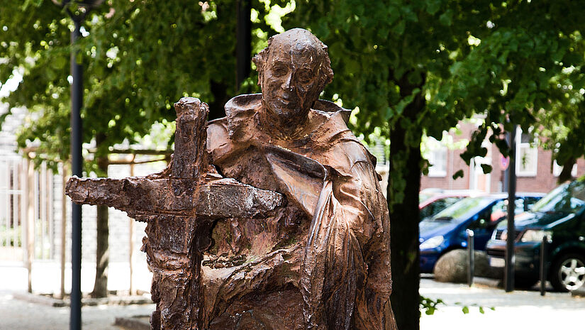 Eine große Bronzefigur des wandernden Mönches Ansgar in einer weiten Kutte
