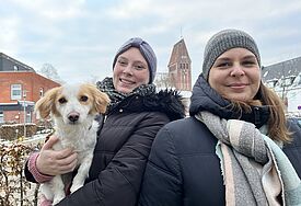 Lisa Grimm (links) engagiert sich seit vielen Jahren in der Kirchengemeinde in Kücknitz. Pastorin Laura De Jager freut sich auf die Zusammenarbeit im neuen Kirchengemeinderat.