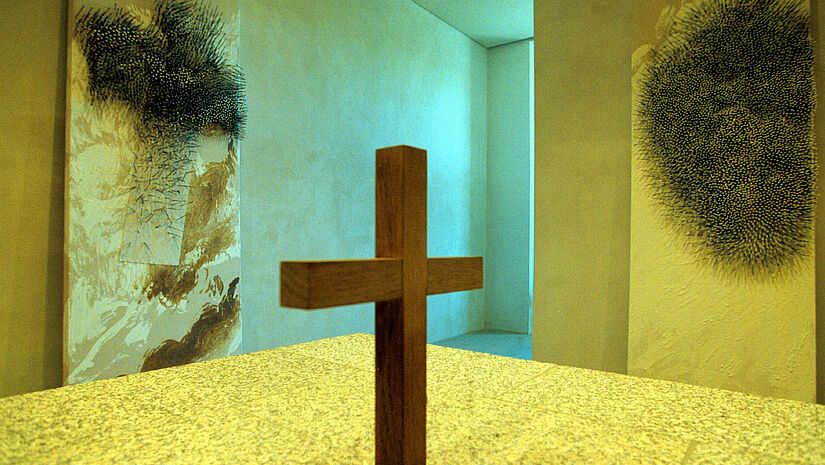Der Düsseldorfer Künstler Günther Uecker ist vor allem für seine Nagelbilder bekannt. (Im Bild: Altar mit Kreuz im Andachtsraum im Deutschen Bundestag in Berlin, gestaltet von Uecker)