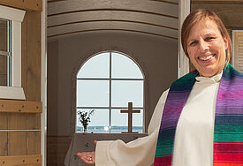 Tourismuspastorin Gottuk in der Schäferwagenkirche am Eckernförder Strand. 