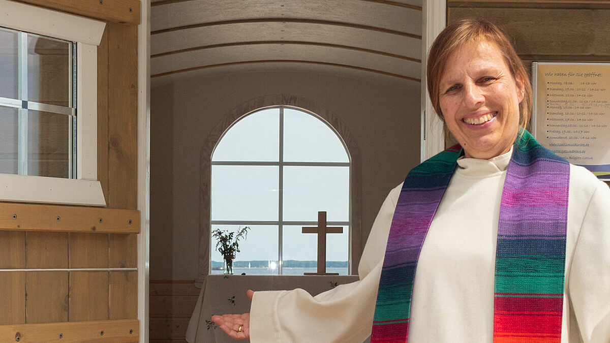 Tourismuspastorin Brigitte Gottuk und ihr Team haben auch für diesen Sommer ein vielfältiges Programm zusammengestellt. Die Schäferwagenkirche steht noch bis zum 20. August am Eckernförder Strand. 