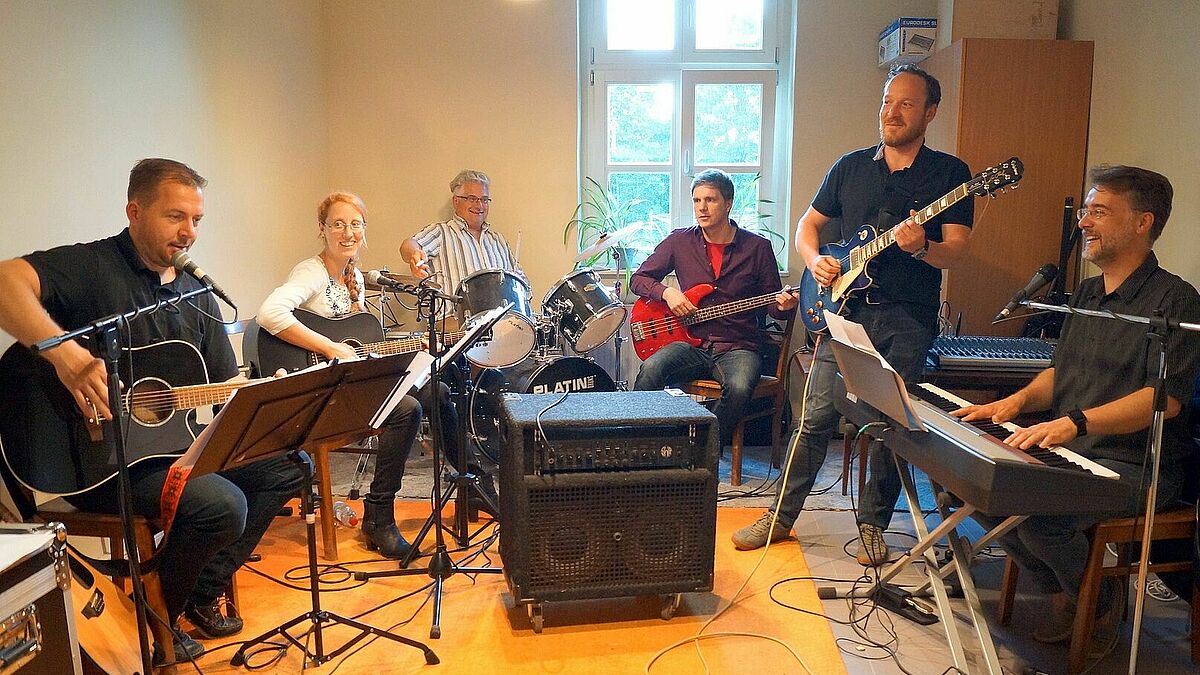 Im Proberaum im Kartlower Pfarrhaus treffen sich „Reverends & Friends“ regelmäßig, um ihr Repertoire zu festigen oder neue Songs einzustudieren.