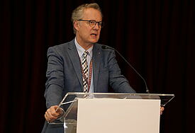 Propst Dr. Karl-Heinrich Melzer bei der Erläuterung des Kirchengesetzes vor der Synode, Foto: Döllefeld/Nordkirche