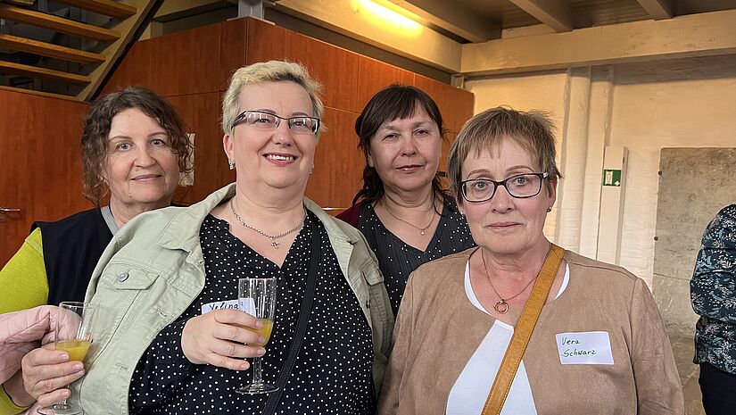 Vera Schwarz, hier mit Yelina und Malina, engagiert sich für Geflüchtete aus der Ukraine in Linstow (Landkreis Rostock) Vera Schwarz, hier mit Yelina Malina, engagiert sich für Geflüchtete aus der Ukraine in Linstow (Landkreis Rostock)