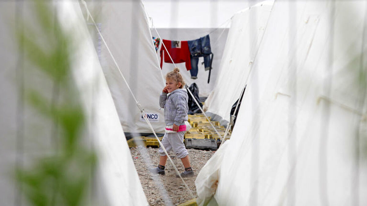 Flüchtlingskind in einer Zeltstadt im Dresdner Stadtteil Friedrichstadt 