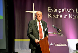 Landesbischof Gerhard Ulrich hielt seinen Bericht vor der Landessynode