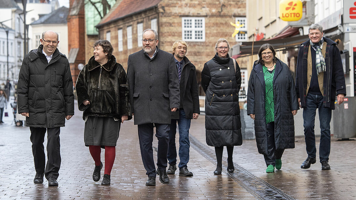 Ein Komitee lässt Kirche über Grenzen gehen: (Von links) Bischof Gothart Magaard (Schleswig), Bischöfin Marianne Christiansen (Hadersleben), Bischof Elof Westergaard (Ribe), Senior Mathias Alpen (Nordschlewigsche Gemeinde), Pastorin Christa Hansen, dt. Pastorin in Dänemark, Pröpstin Carmen Rahlf (Flensburg), Propst Hasse Neldenberg-Jörgensen (dän. Kirche in Deutschland). 