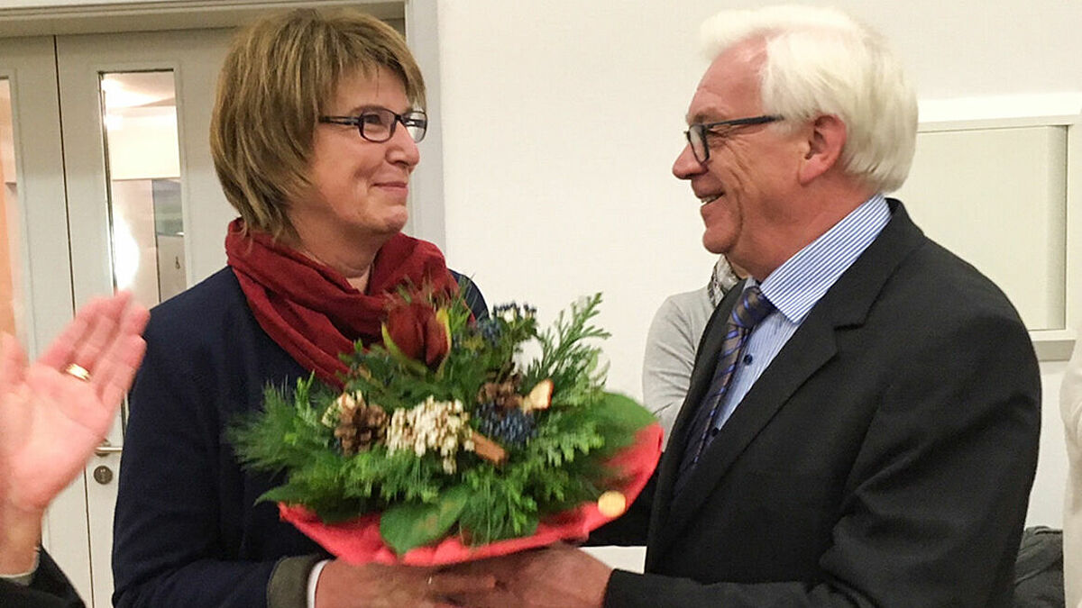 Joachim Bretzke, Präses der Synode des Kirchenkreises Lübeck-Lauenburg, gratuliert Pröpstin Frauke Eiben zur Wiederwahl.