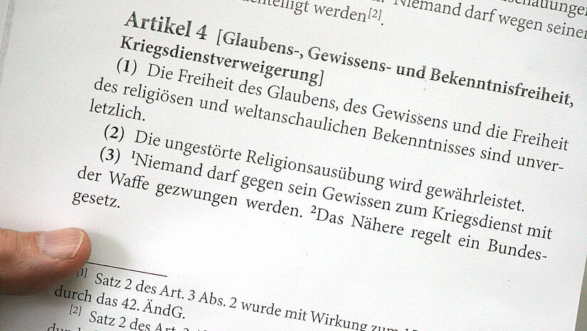 Die Religionsfreiheit steht zu Beginn des Grundrechtekatalogs in Artikel 4