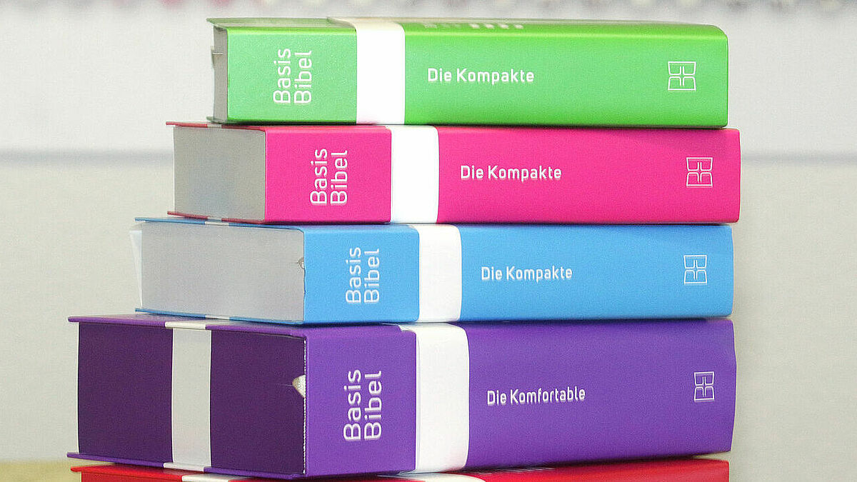 Die neue BasisBibel in verschiedenen Farben. Nach 17 Jahren erscheint die BasisBibel als vollständige Ausgabe mit Altem und Neuem Testament. 