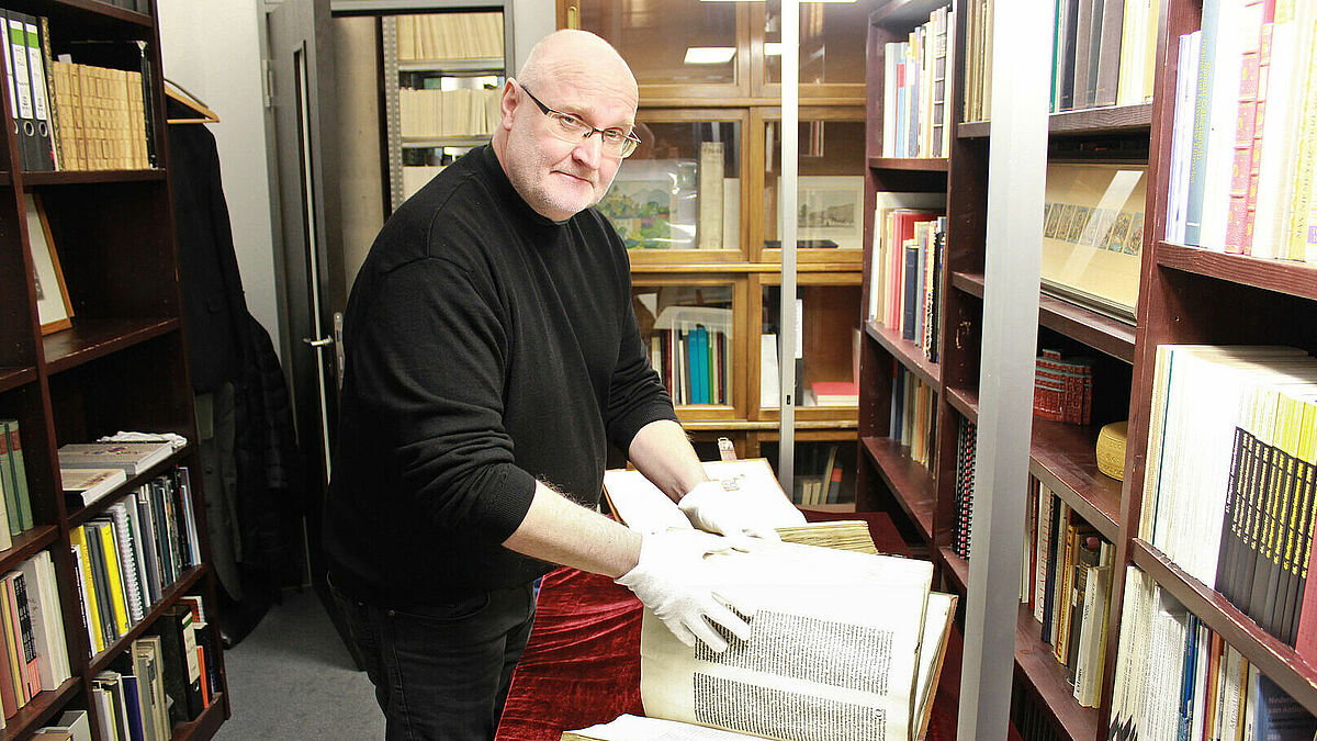 Christoph Calaminus mit der mehr als 500 Jahre alten Bibel