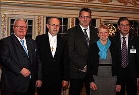 Nach dem Gedenkgottesdienst (v.l.) Landesvorsitzender Uwe Döring, Bischof Gothart Magaard, Innenminister Stefan Studt, Justizministerin Anke Spoorendonk und dem stellv. Landesvorsitzenden Uwe Rath